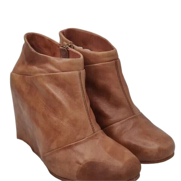 Tan Ugg Wedge Heel Ankle Booties Size US 8.5 - Picture 3 of 10